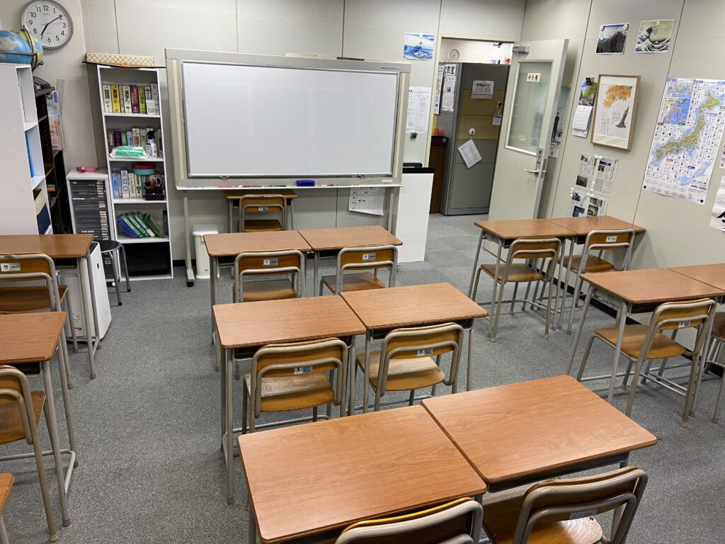 A教室｜机とホワイトボード