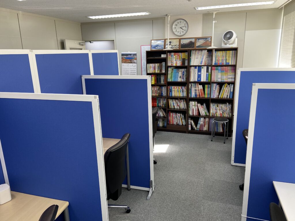 B教室｜書棚と学習席