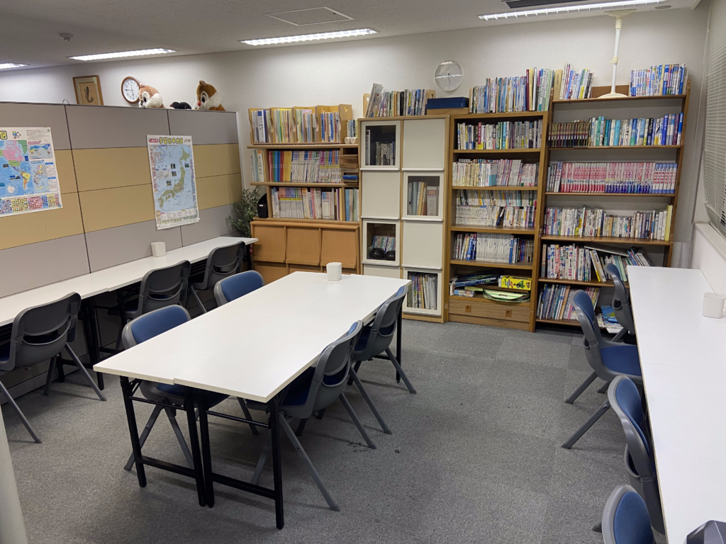 C教室｜テーブルと書棚