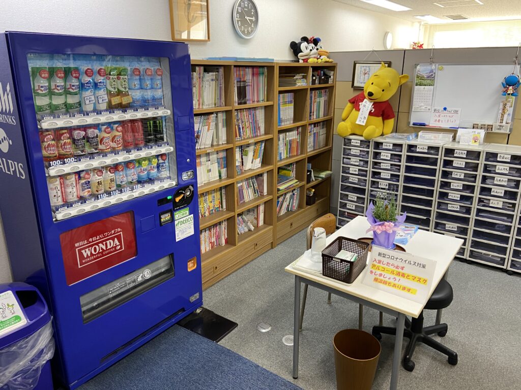 入口付近｜受付スペース